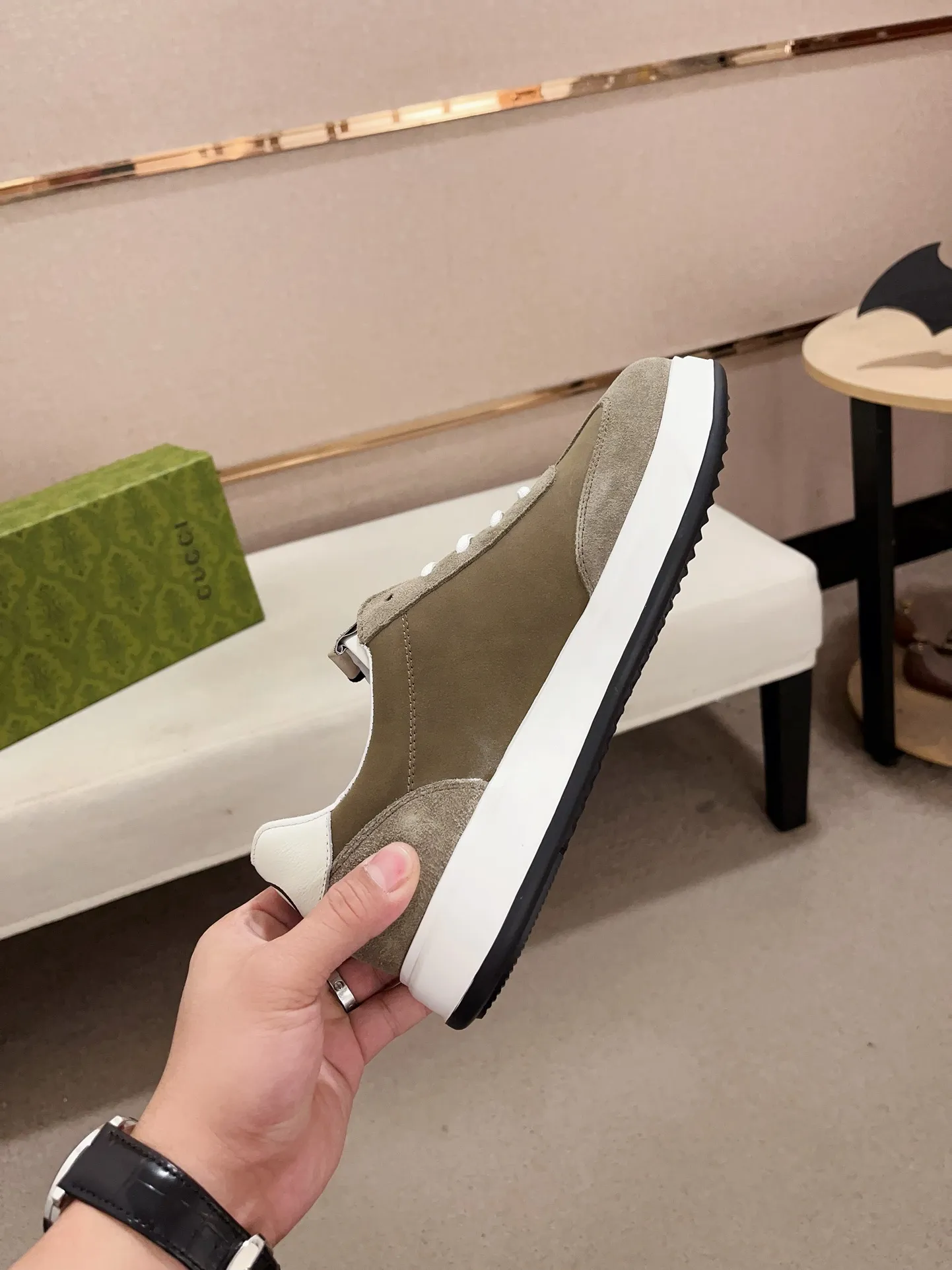 Men's shoes 💰 462 💰 High-quality new GUCCI counters are launched simultaneously. The new men's shoes, 😘fabrics are selected from imported cowhide, and the lining is sheepskin lining. 👍🏿 High-end ☄️ air-cushion molded anti-slip rubber outsole, exquisite lines, simple and elegant, comfortable and high-end for leisure travel. Code number: 38 to 44 (45 can be customized and cannot be returned or exchanged)